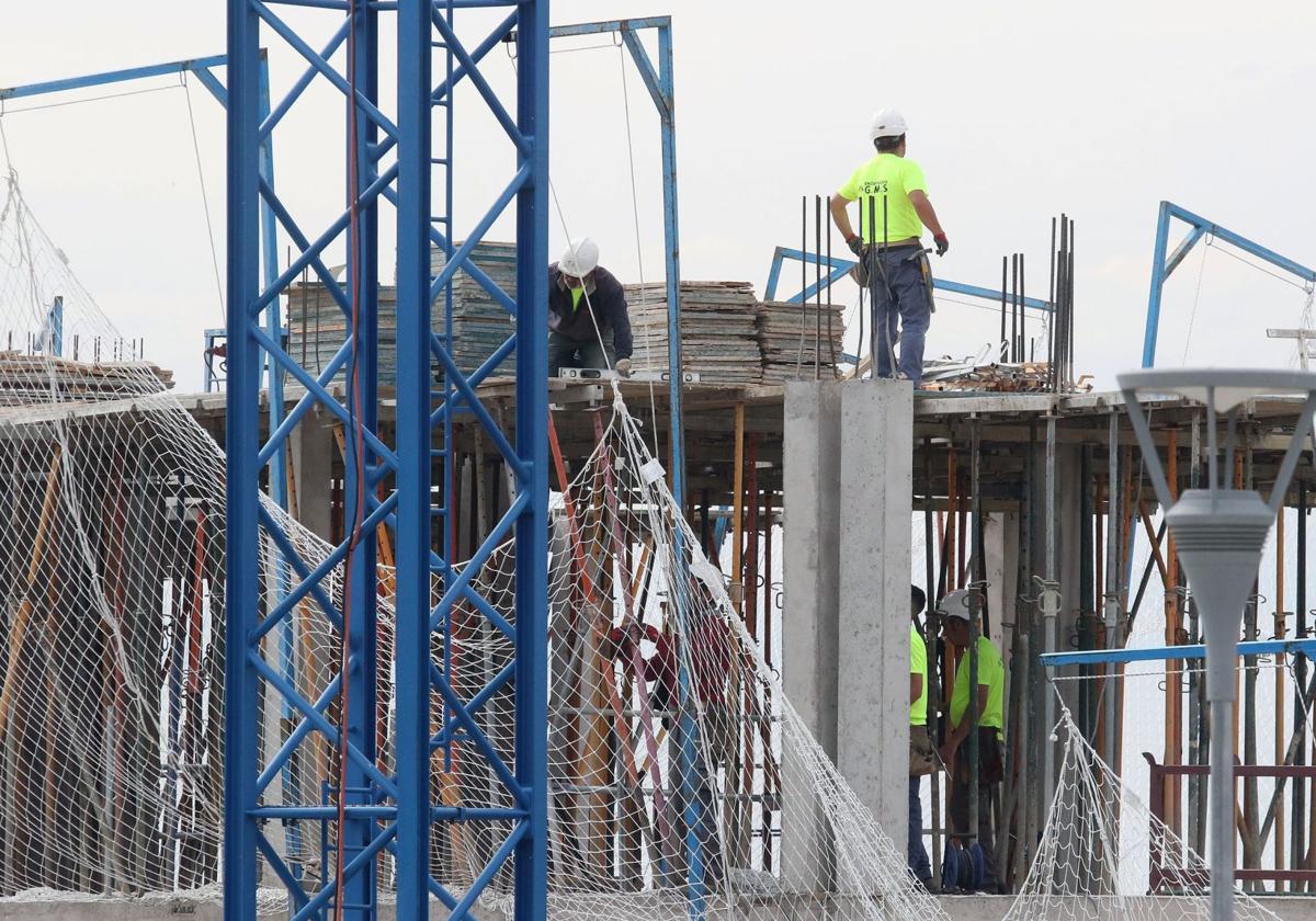 Obreros en un edificio en construcción en Segovia.