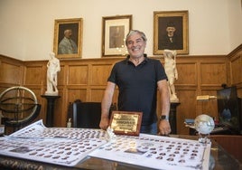 Juan Antonio Sanz, director del instituto Mariano Quintanilla, posa en su despacho con orlas de algunas generaciones del centro.