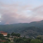 Medios terrestres y aéreos luchan contra un incendio forestal declarado en Ávila