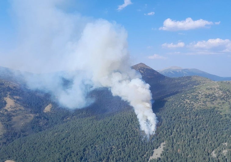 Vista aérea del lugar del incendio apenas unos minutos después de que empezasen las llamas.