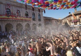 Descorche de las botellas de cava, en la Plaza Mayor.