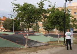 Un hombre observa el estado de las pistas de pump track situadas en el barrio de Nueva Segovia.