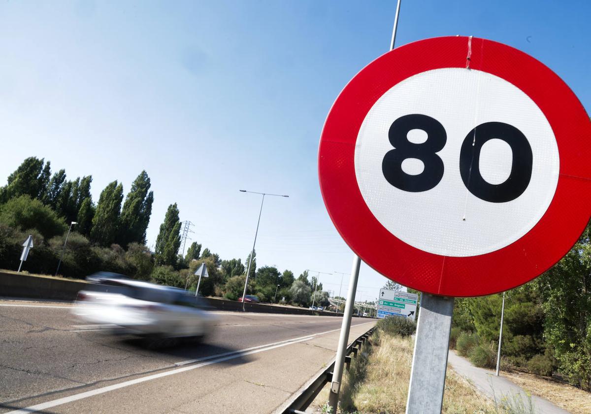 Señal que marca los 80 kilómetros por hora como límite de velocidad de la VA-20.