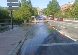 Una gran balsa de agua en la avenida Vía Roma, donde se ha producido un nuevo reventón.