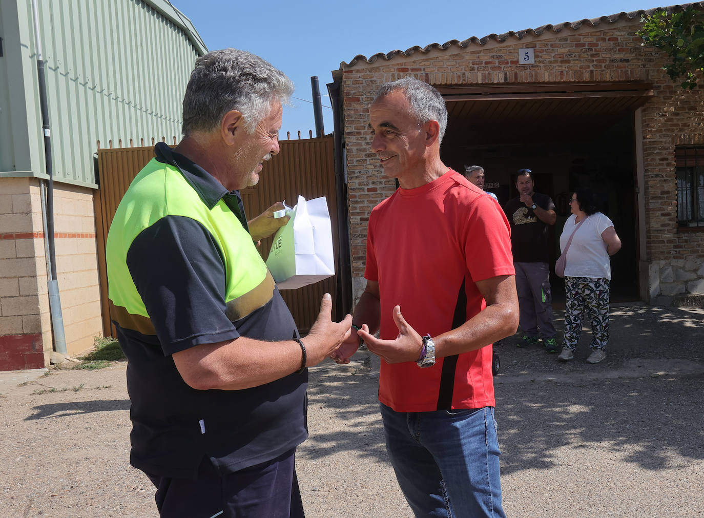 Benito Cartujo recibe el cariño de los suyos el día de su despedida tras 34 años en el camión.