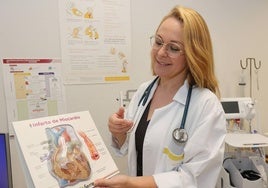 La cardióloga Noelia Urueña muestra una imagen del corazón al sufrir un infarto de miocardio.