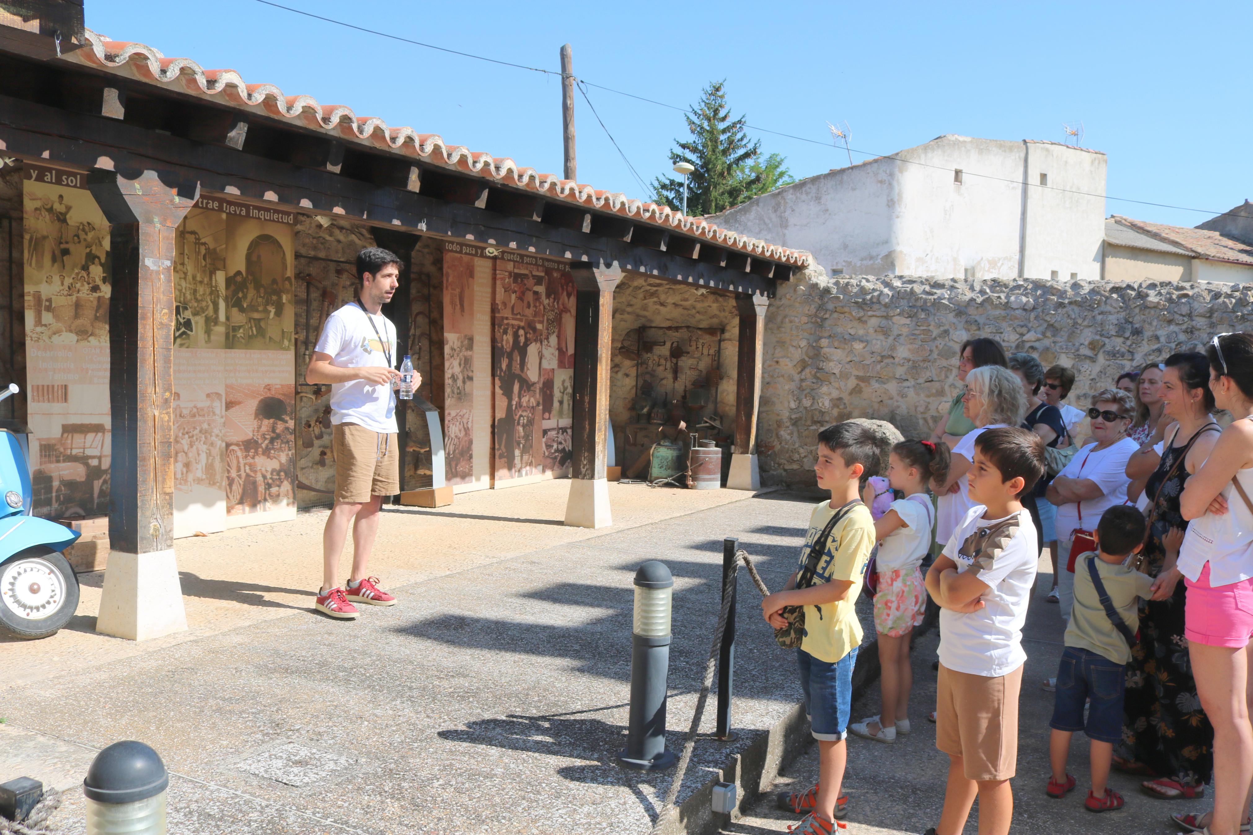 La doncella Doña Inés muestra el patrimonio de Torquemada