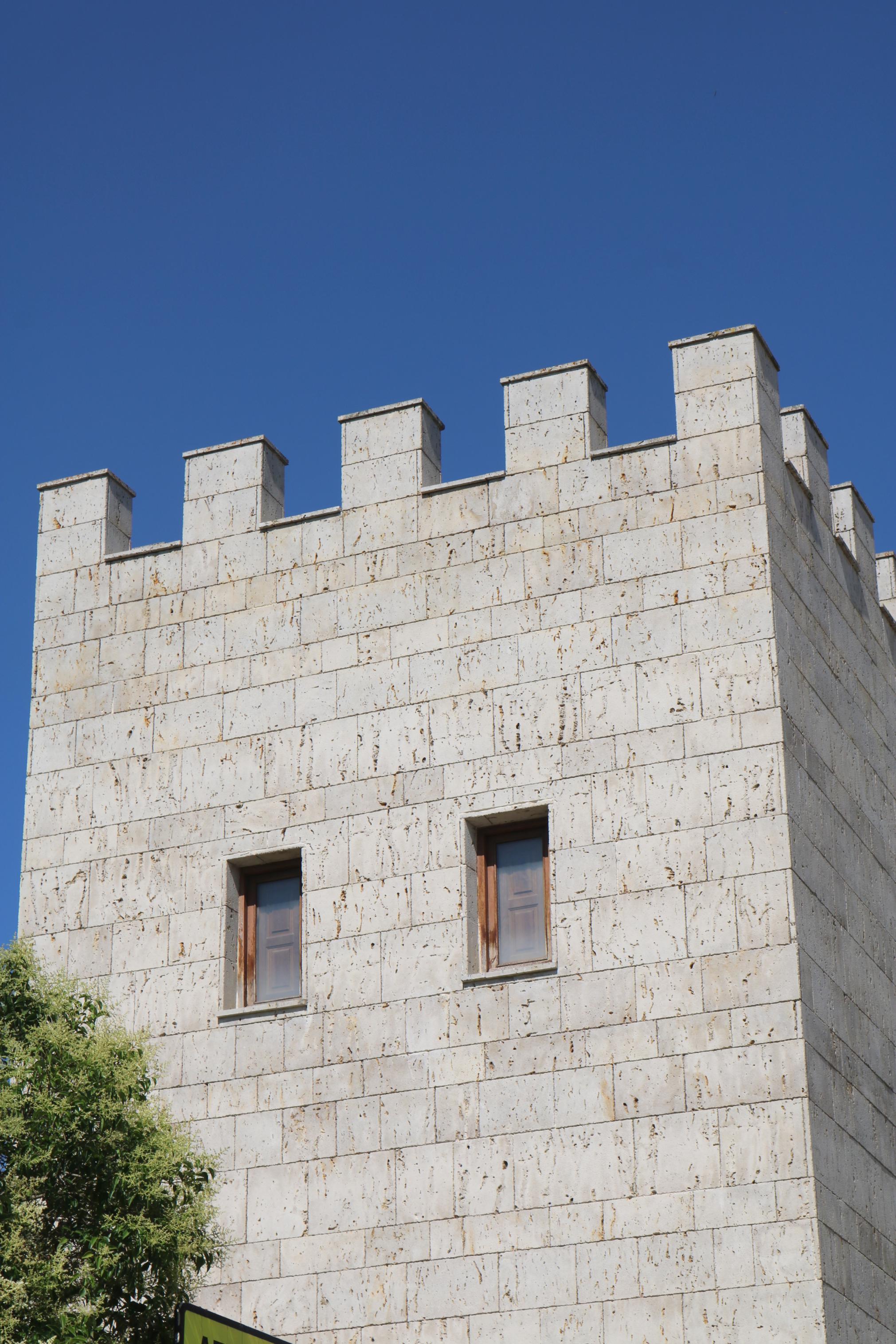 La doncella Doña Inés muestra el patrimonio de Torquemada