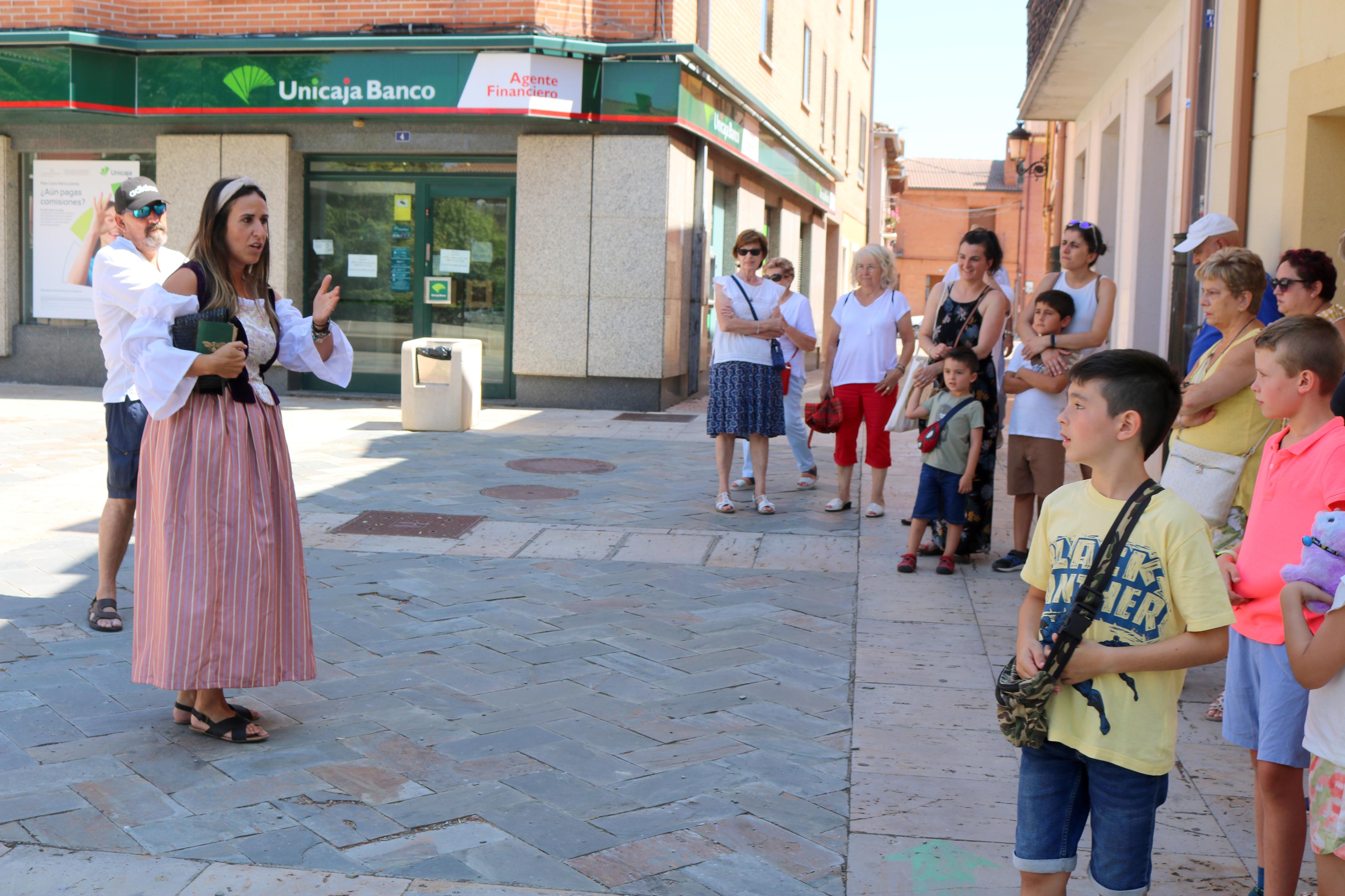 La doncella Doña Inés muestra el patrimonio de Torquemada