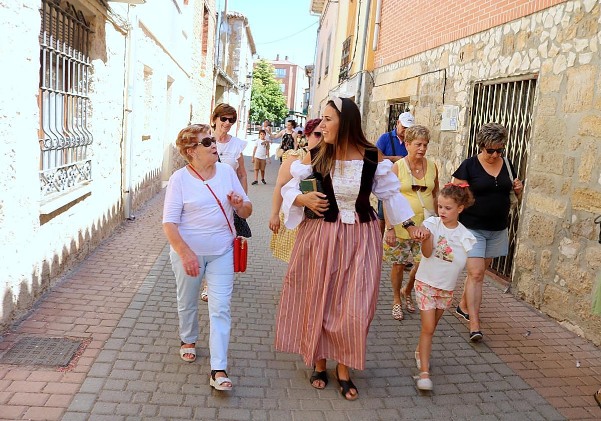 Erica González, a la derecha, interpreta a Doña Inés en la ruta teatralizada de Torquemada.