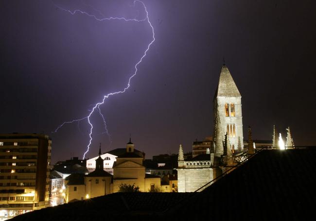 Un rayo sobre la Antigua en una noche de tormenta.