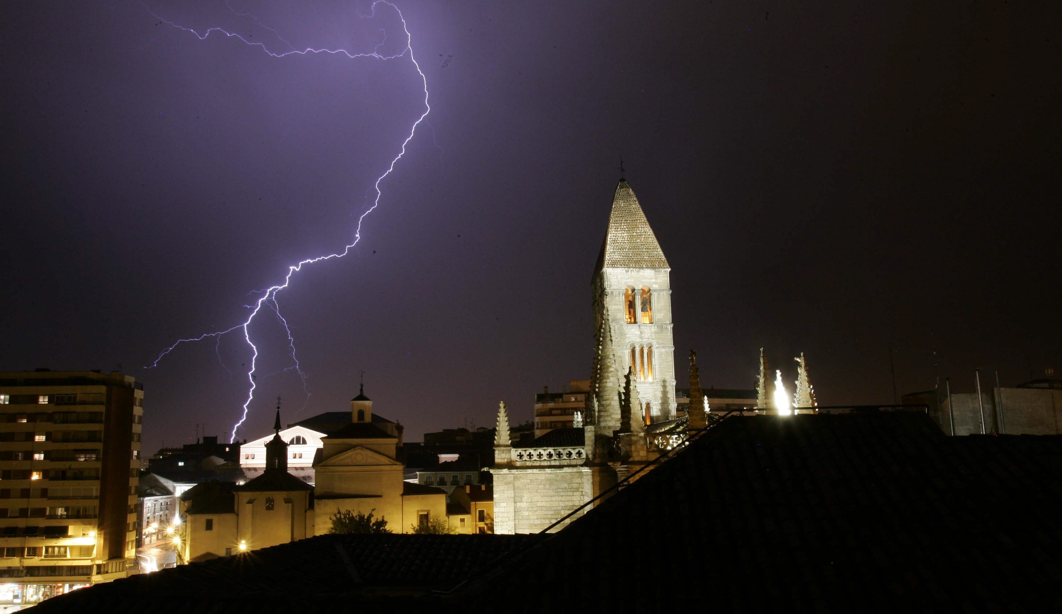 14/6/2006. Un rayo domina el cielo de Valladolid bajo la atenta mirada de la iglesia de La Antigua