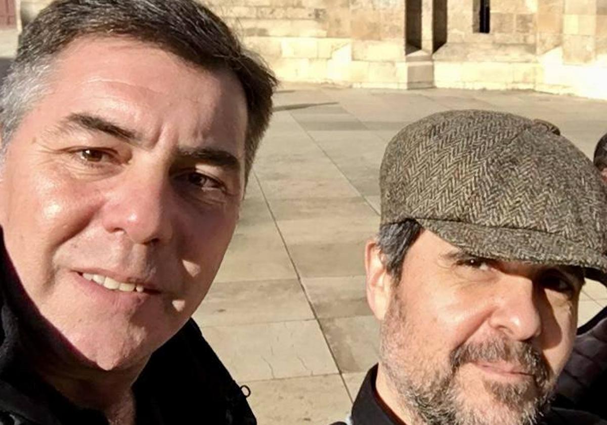 Gabriel Villamil, izquierda, y el autor de este artículo, junto a la catedral de Burgos, en un reportaje sobre el Camino del Cid.