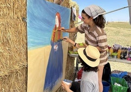 Artistas ganadores del certamen en el proceso de creación de su obra.