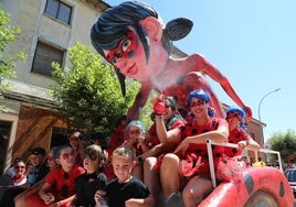 Carroza de Ladibug, este domingo en el Festival del Cangrejo de Herrera.