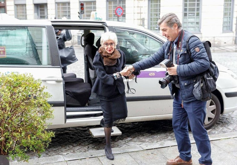 Gabriel Villamil ayuda a Concha Velasco a bajarse del taxi frente al Calderón en una de las últimas visitas de la vallisoletana más universal a su ciudad.