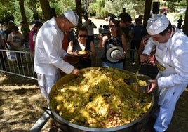 Los cocineros preparan las paellas de las que se sirvieron más de 1.500 raciones.