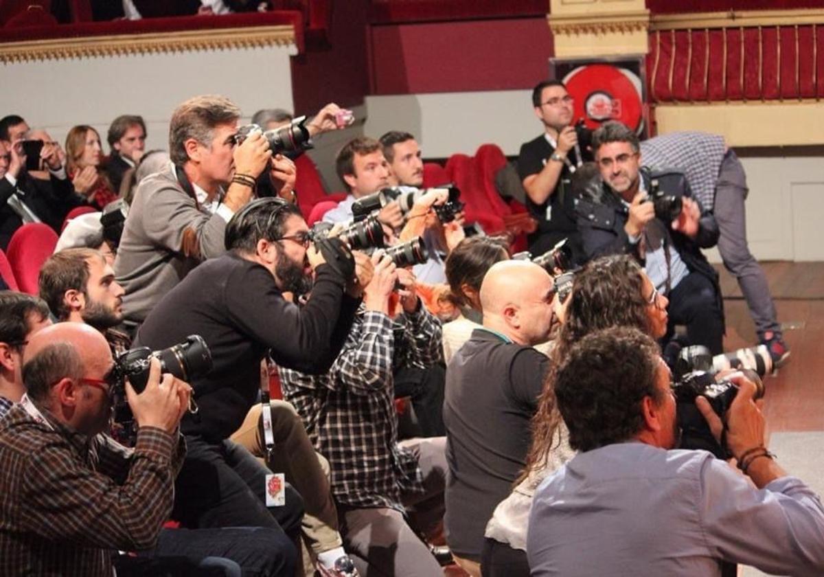 Gabriel Villamil, con un jersey gris con coderas, su cámara por encima de las demás, en el Teatro Calderón.