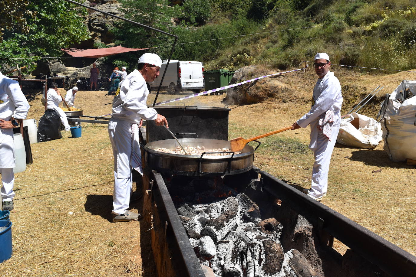 Olleros reparte 1.500 platos de paella