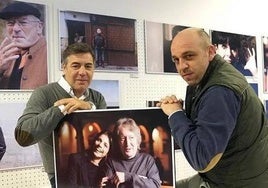 Los fotógrafos Gabriel Villamil y Nacho Gallego posan con uno de los retratos de la exposición en la 60 Seminci, en 2015.