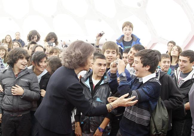 Premio Cossío 2012, con una imagen de la Reina Sofía en la cumbre del microcrédito.