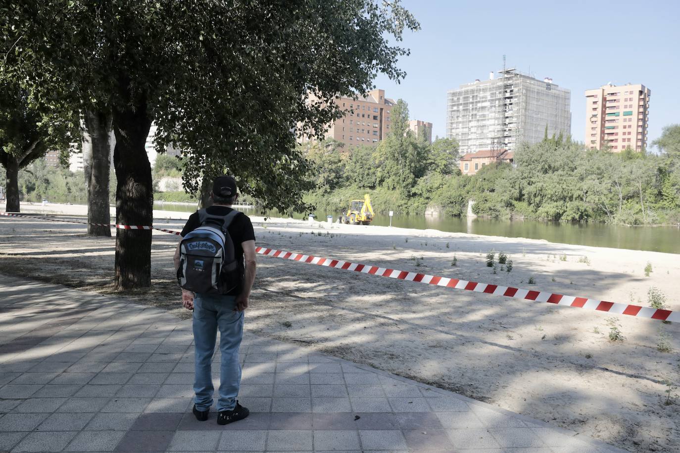 Las imágenes de la renovación de la arena en la playa de Las Moreras