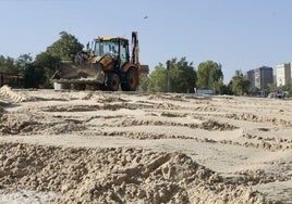 Renovación de la arena en la playa de Las Moreras de Valladolid