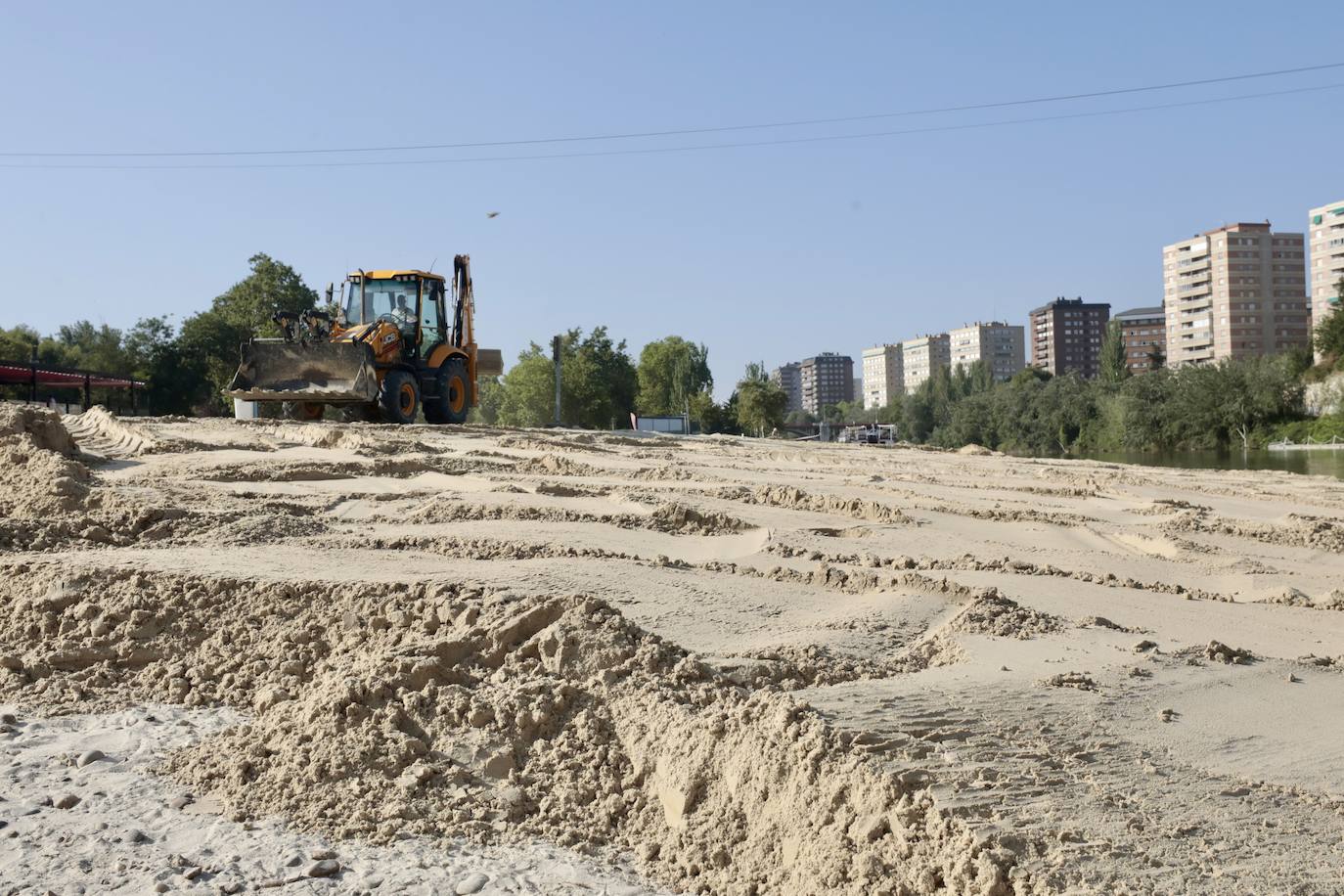 Las imágenes de la renovación de la arena en la playa de Las Moreras