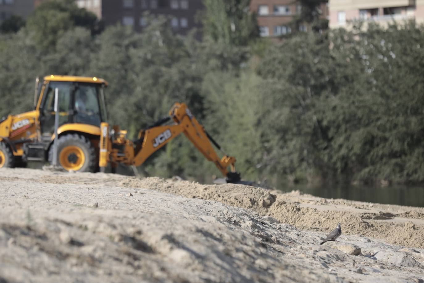 Las imágenes de la renovación de la arena en la playa de Las Moreras