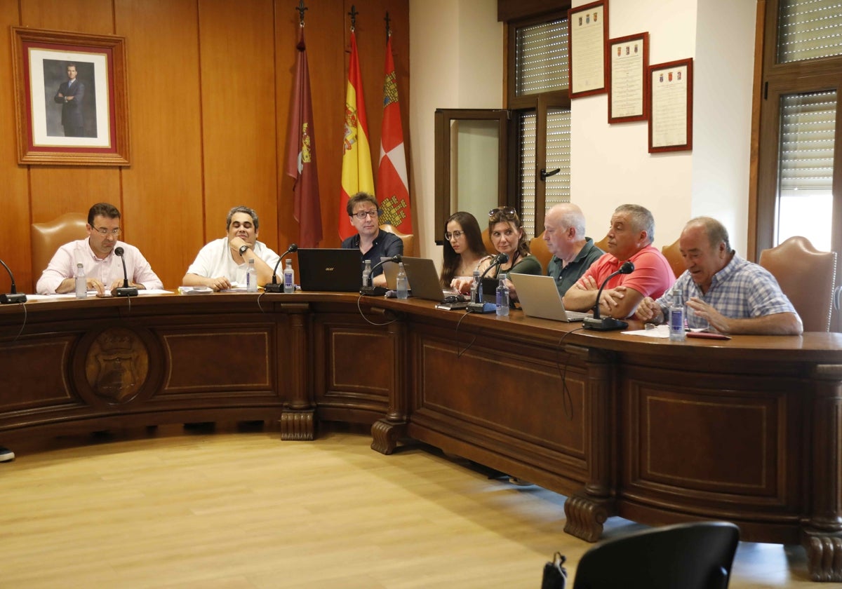 El alcalde, Roberto Díez (izquierda), junto al interventor y la bancada de la oposición durante el último pleno ordinario del mes de julio.