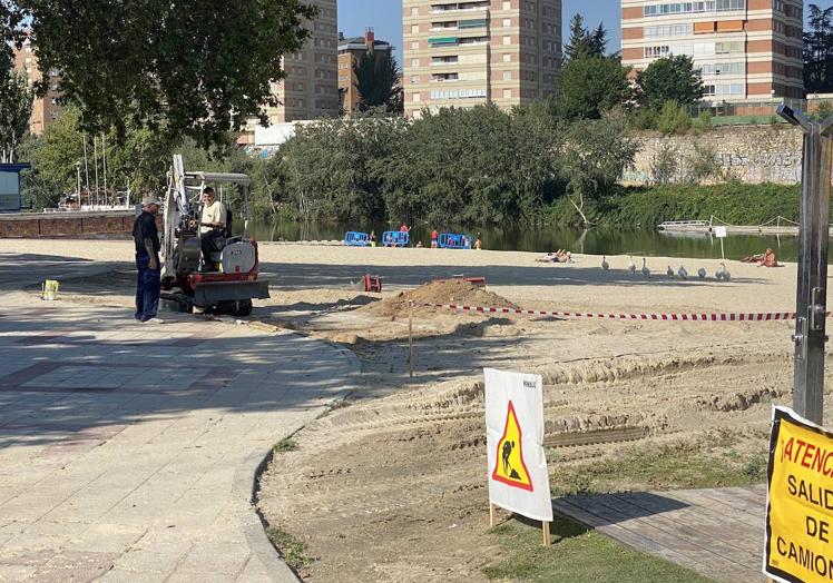 Una pequeña excavadora comienza una zanja junto al chiringuito de la playa de Las Moreras