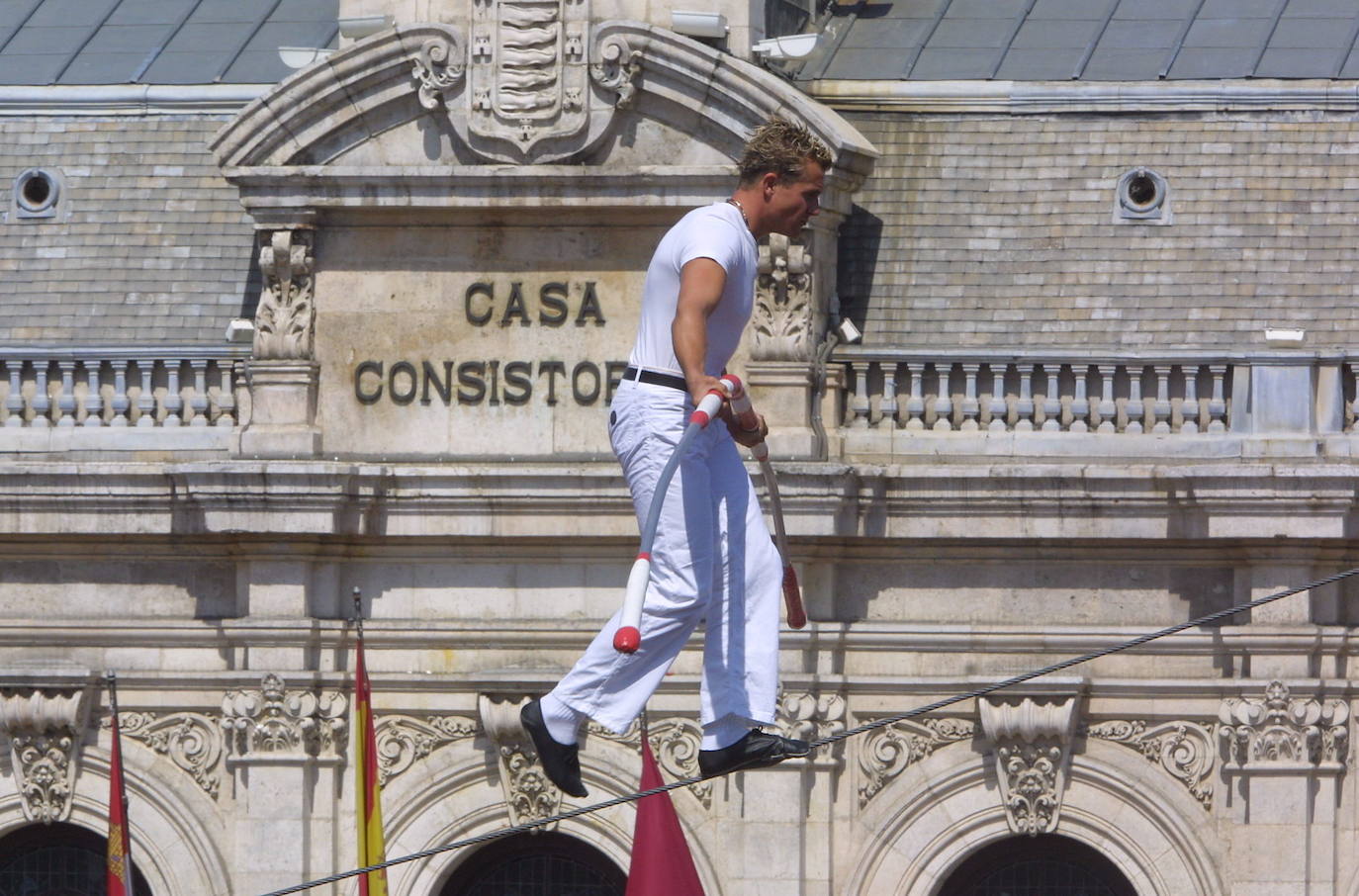 El equilibrismo de Los Bordini en la Plaza Mayor, el 8 de septiembre de 2001.