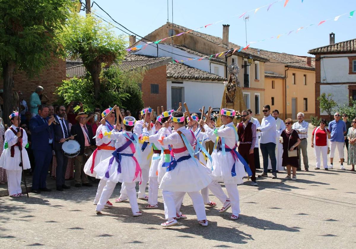 Gatón de Campos y Medina de Rioseco sacan en procesión a la Virgen de las Nieves