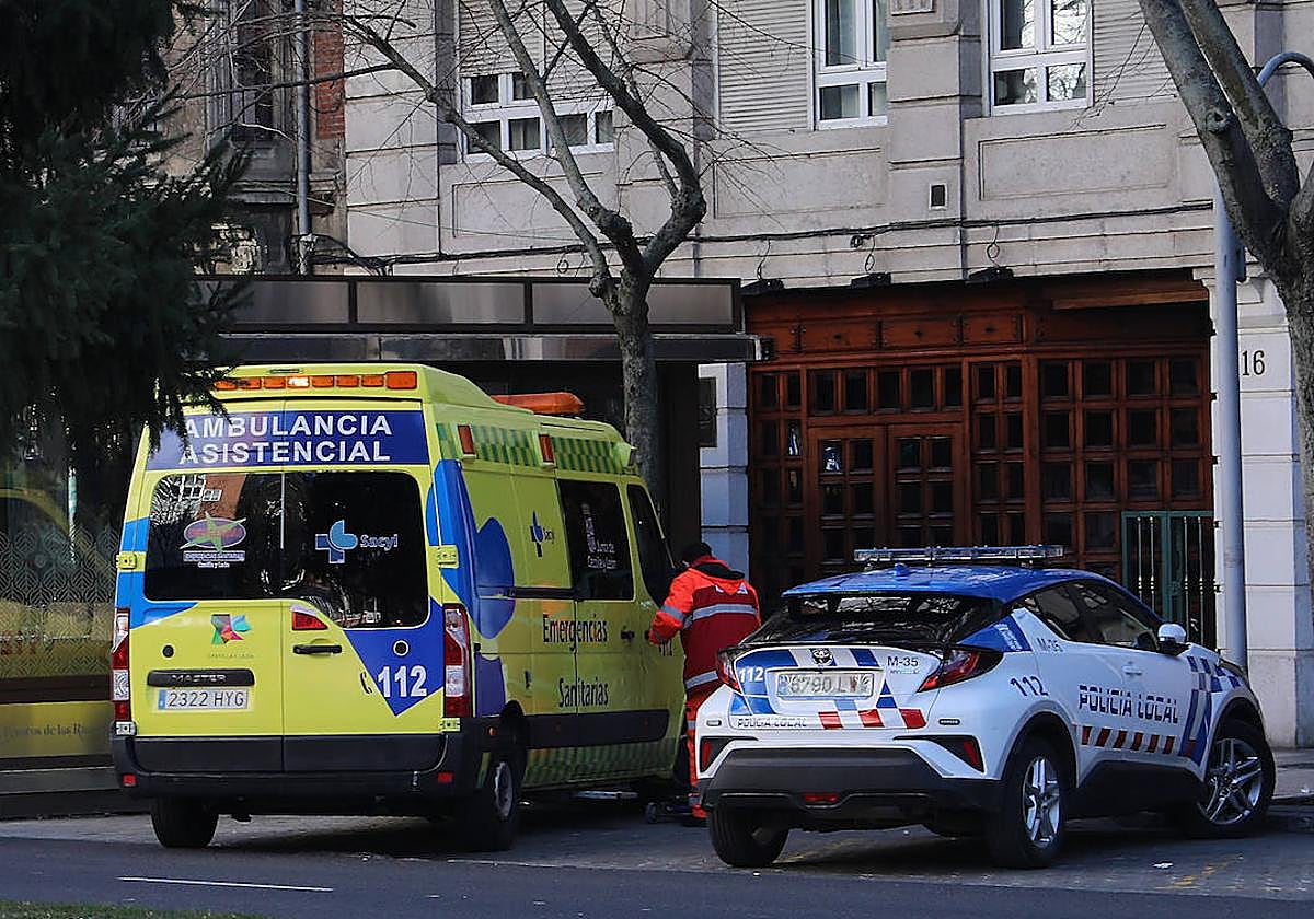 Una ambulancia y un coche de la Policía Local, en una imagen de archivo.