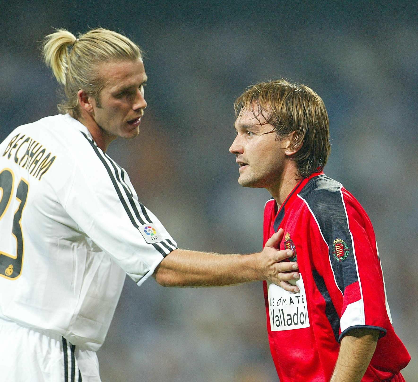 Beckham se preocupa por Chema, en el partido entre el Real Valladolid y el Real Madrid, en Zorrilla, en la temporada 2003-2004.