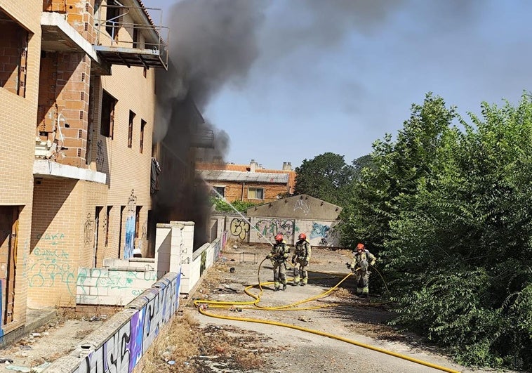 Los Bomberos, este lunes por la mañana en un incendio en el Rancho Grande.