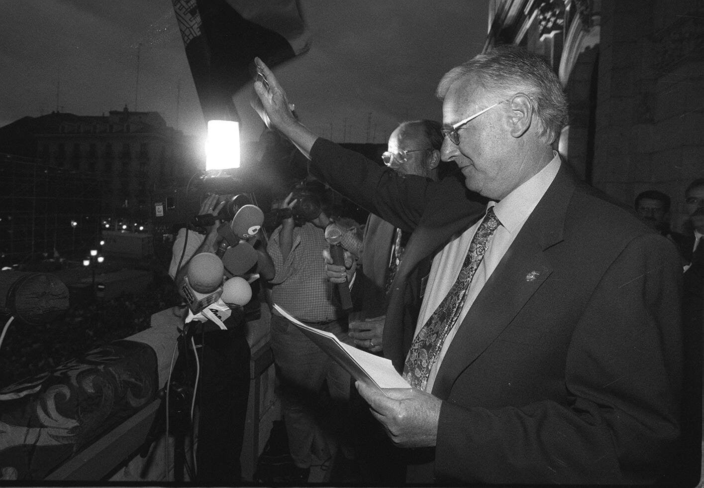 Vicente Cantatore, pregonero de las fiestas de Valladolid, desde el balcón del Ayuntamiento. Año 1997