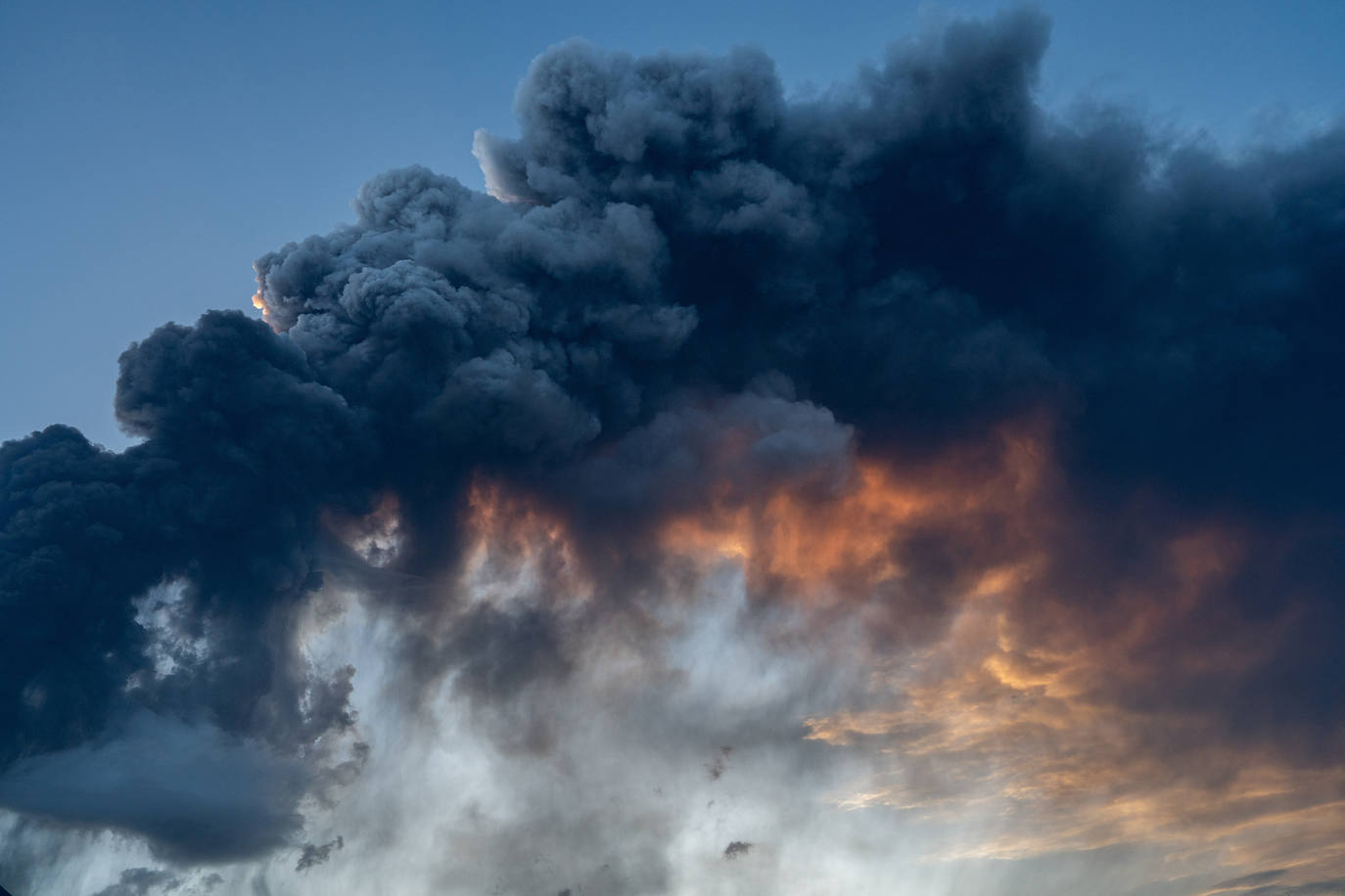 El Etna entra en erupción