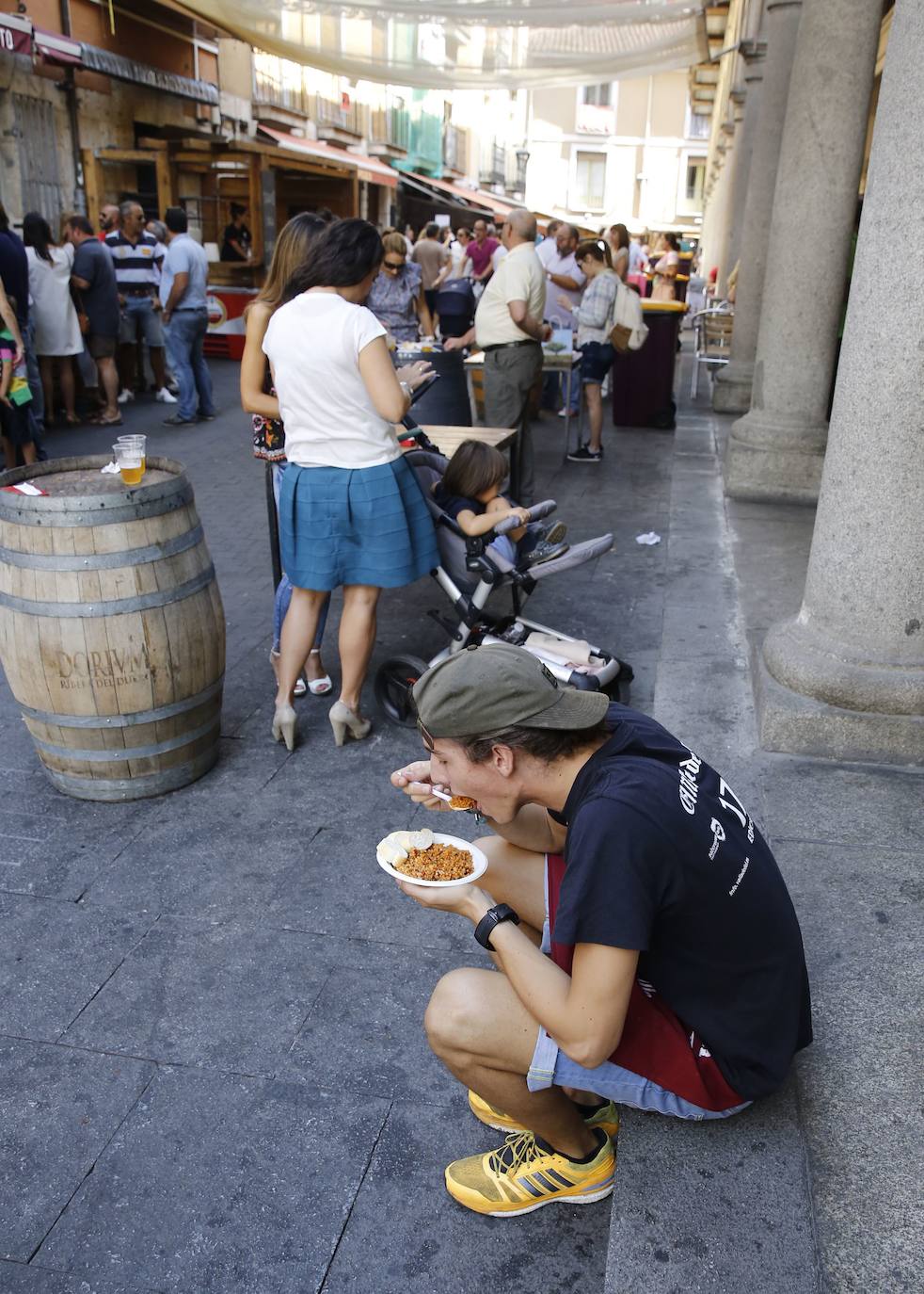 Un joven disfruta de su consumición en la Feria de Día, el 10 de septiembre de 2016.