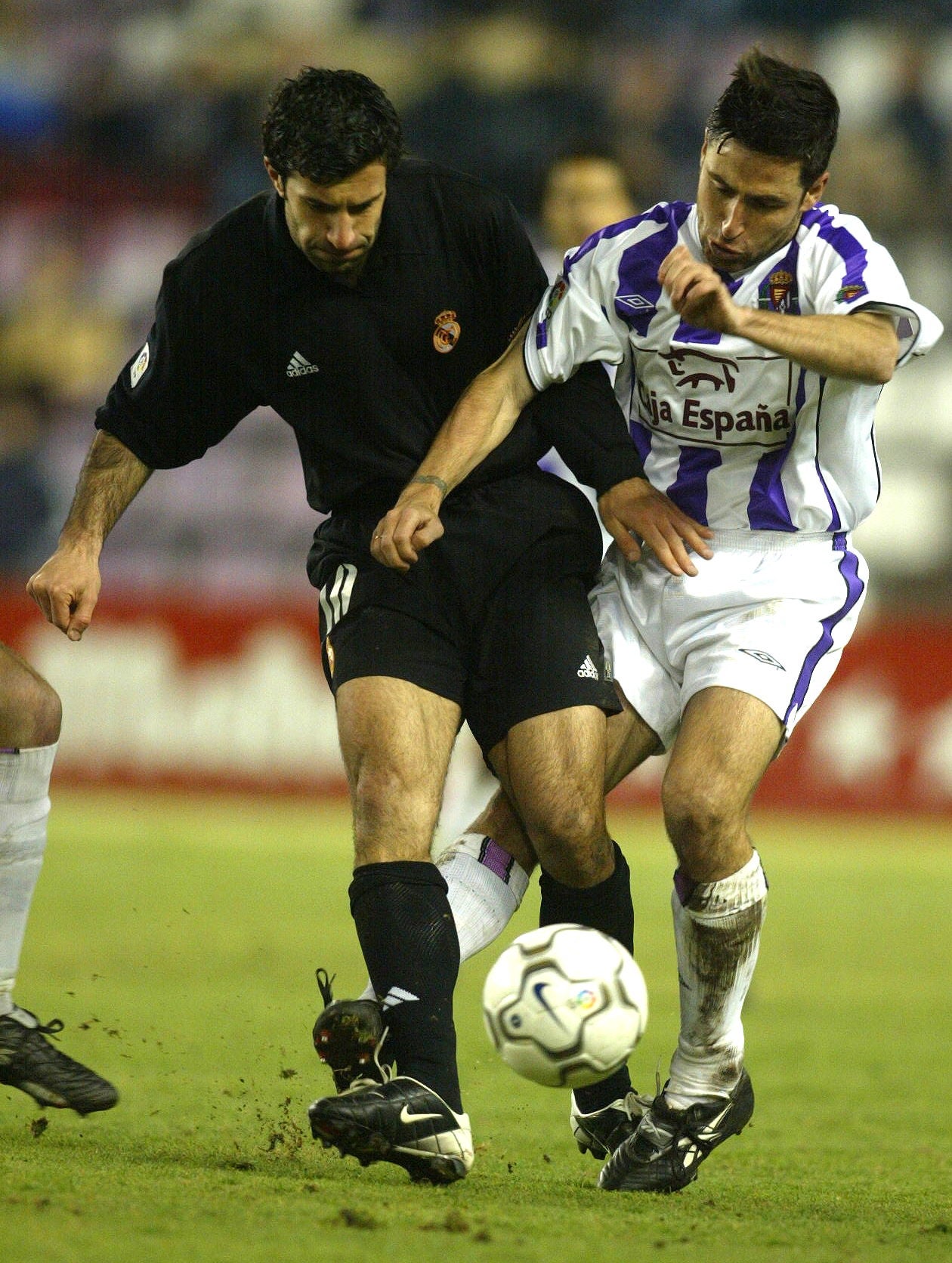 Alberto Marcos trata de arrebatarle el balón a Figo, en el 2002, el choque en Valladolid.