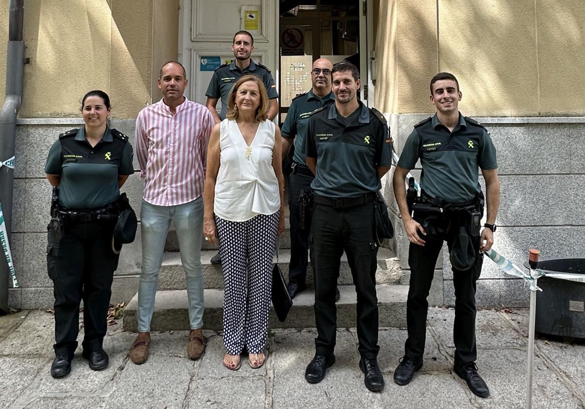 El alcalde del Real Sitio de San Ildefonso, Samuel Alonso, y la subdelegada del Gobierno en Segovia, Marian Rueda, junto a agentes de la Guardia Civil.