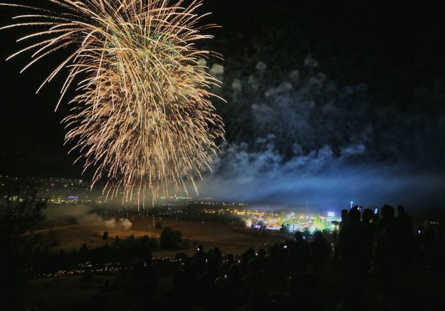 Los castillos de fuegos en el cielo y el fulgor de la feria al lado, el 4 de septiembre de 2017.