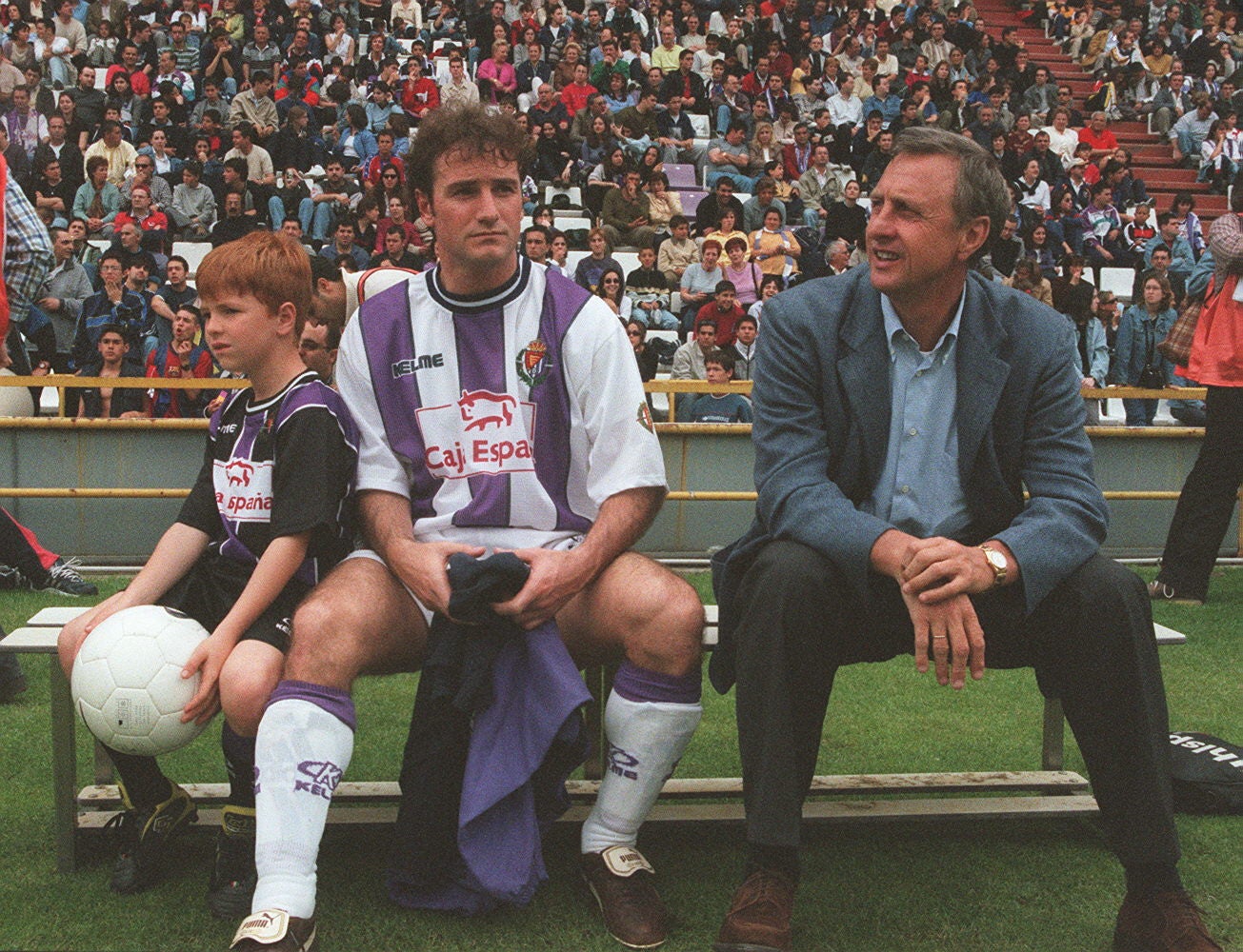 Juan Carlos 'el Galgo', junto a Johan Cruyff, y su hijo Alberto.