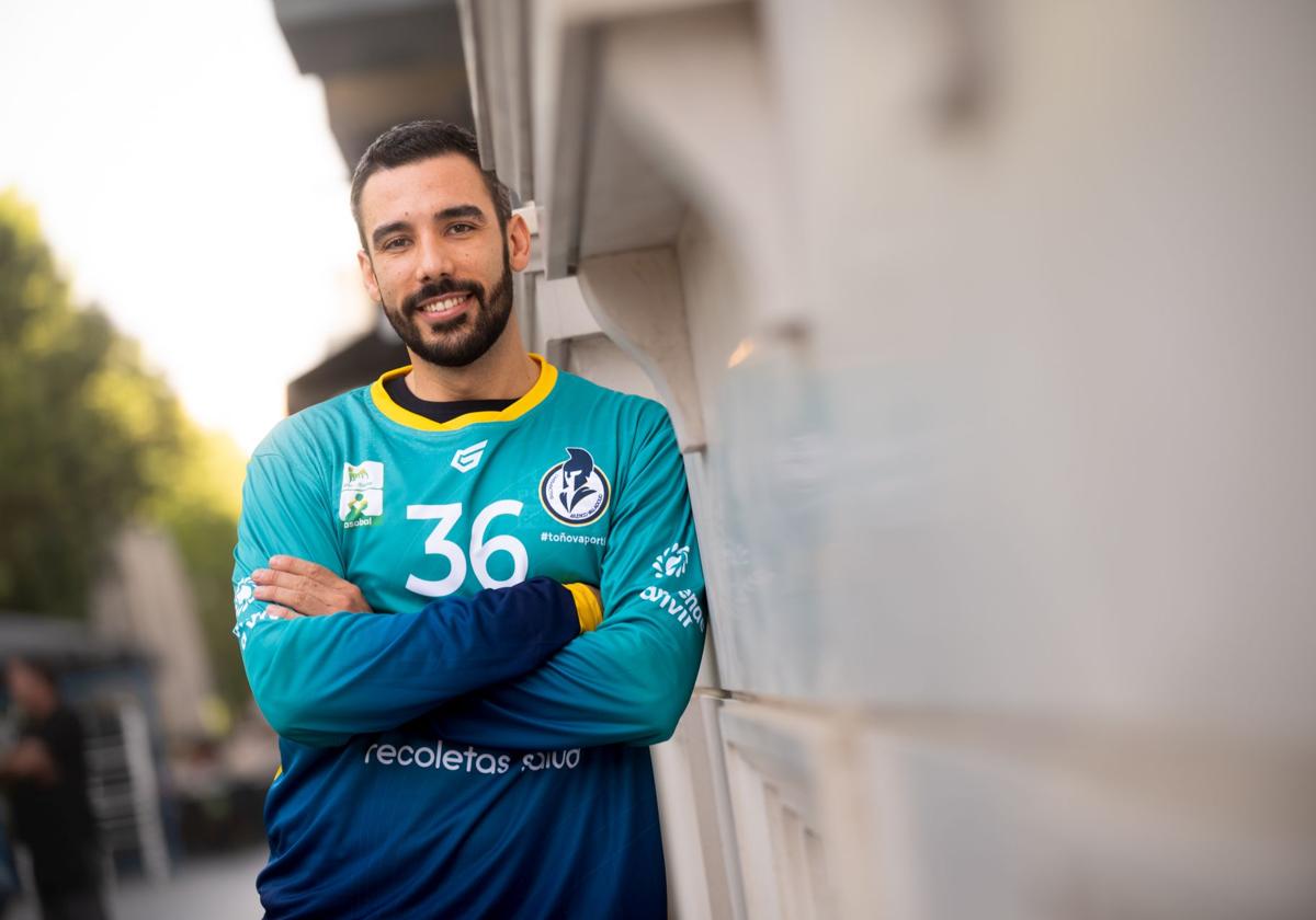 Gerard Fons posa con su nueva camiseta en su presentación.