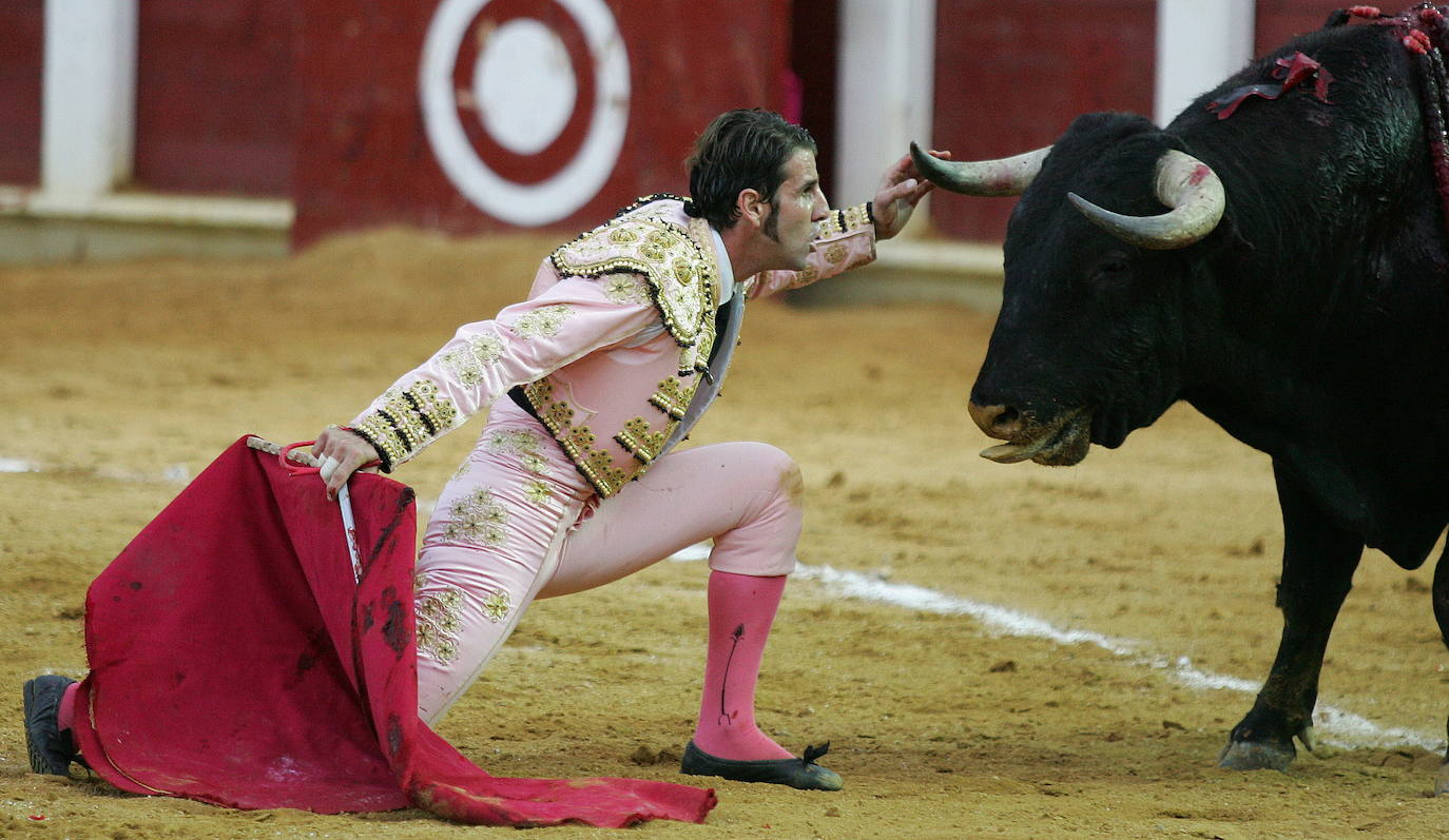 Juan José Padilla, en un valiente gesto ante el toro, el 6 de septiembre de 2004.