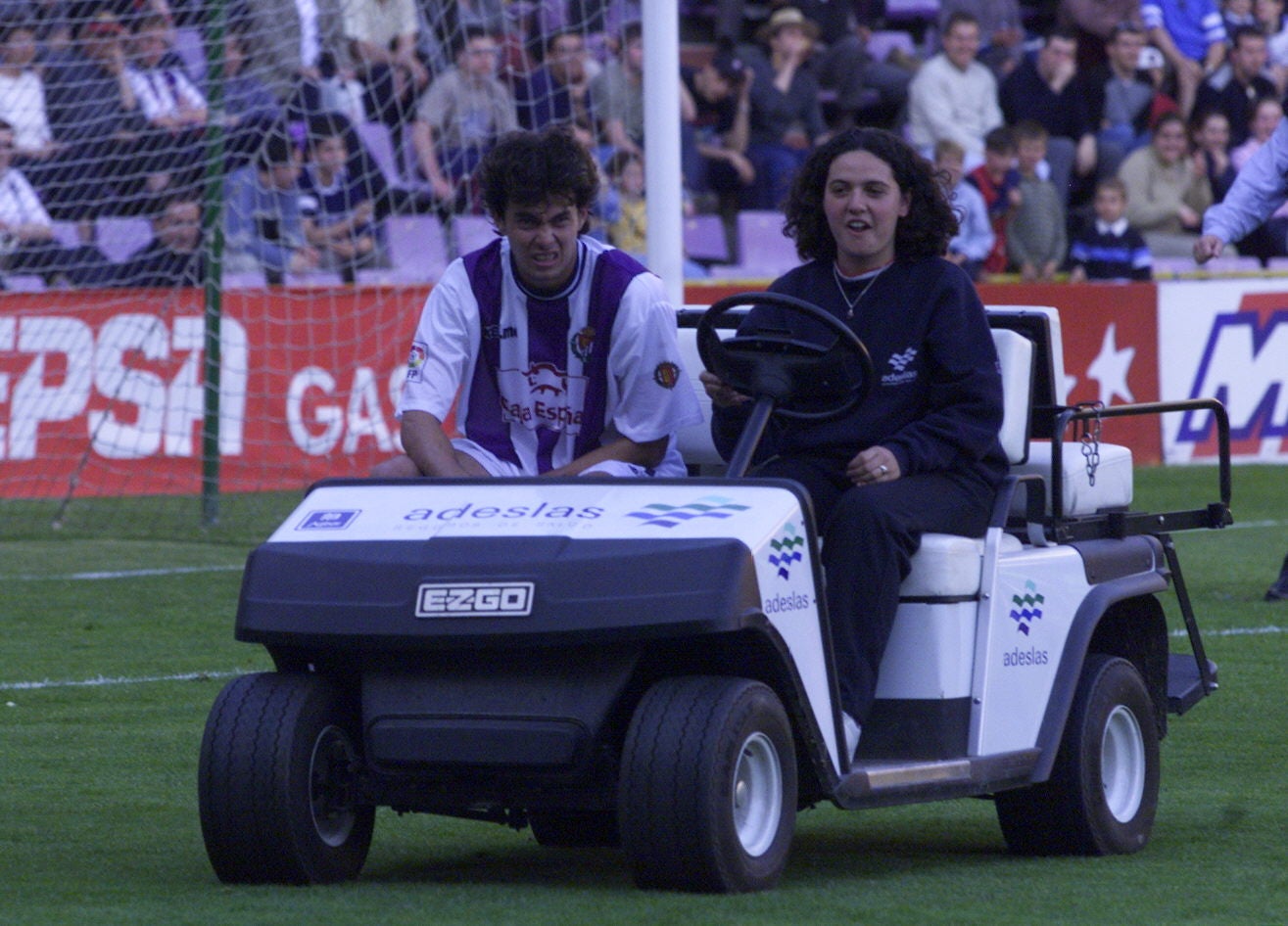 Kaviedes se retira lesionado en el buggy más de veinte años antes de que Moro celebrase el ascenso en el cochecito. Año 2001.