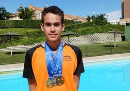 Marcos San José posa junto sus tres medallas conseguidas en el campeonato nacional.