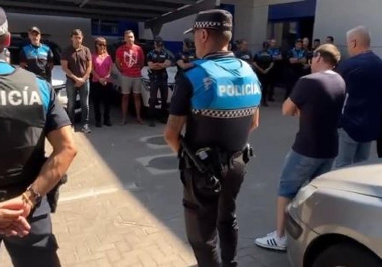 Minuto de silencio celebrado este lunes en la Policía Municipal en recuerdo de los agentes Luis Eduardo Izquierdo y Daniel Prieto, fallecidos en acto de servicio.