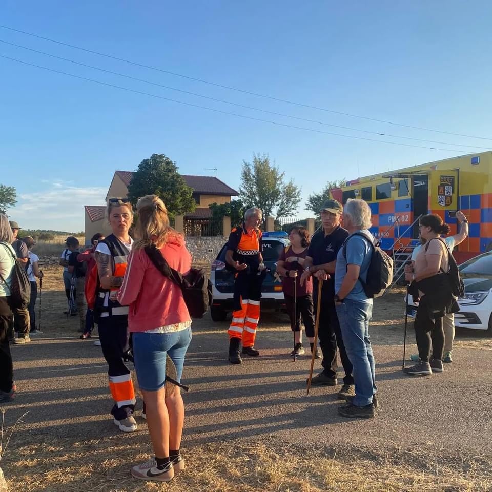 Voluntarios y miembros de Protección Civil, antes de iniciar la búsqueda.