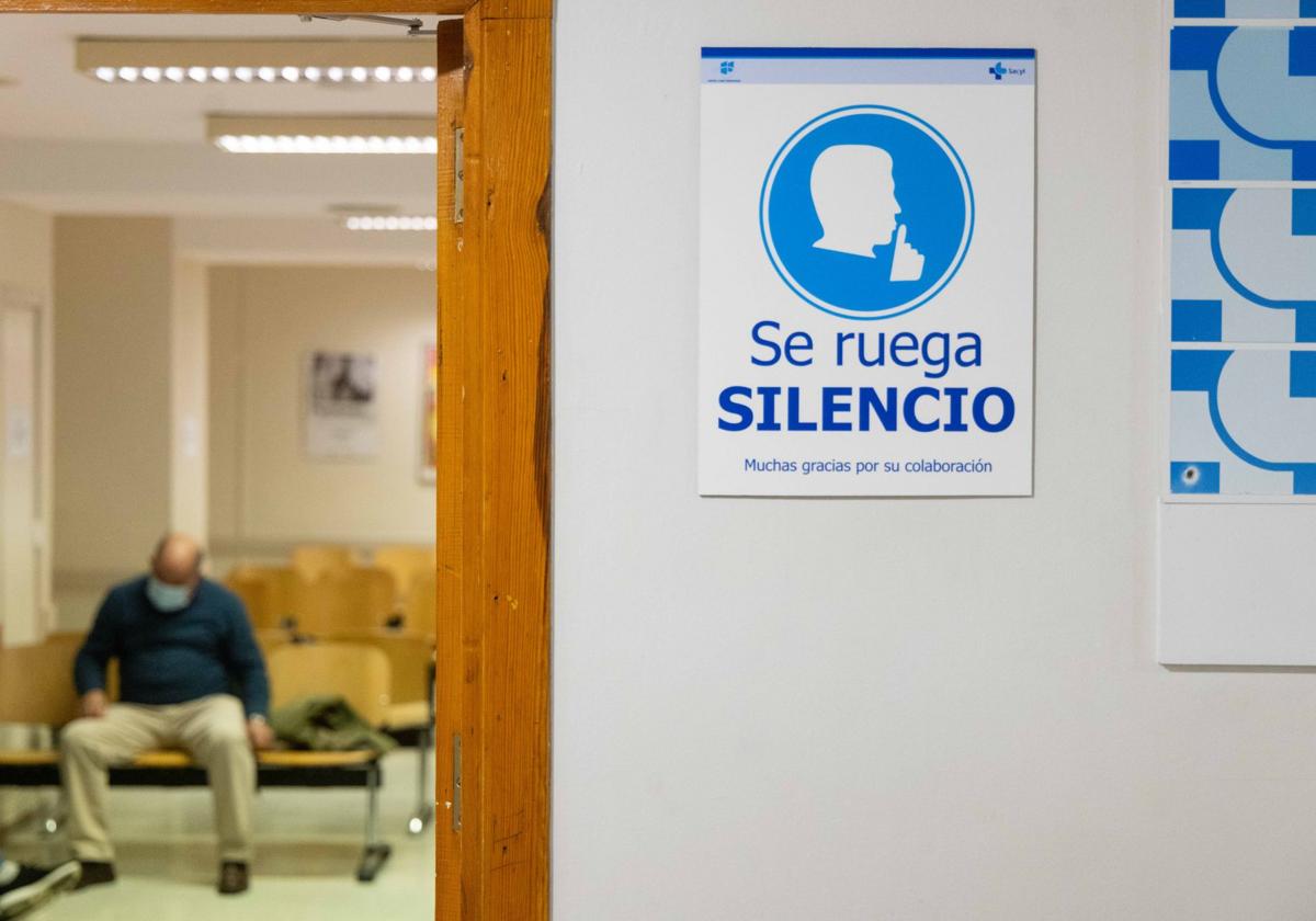 Un paciente aguarda en una sala de espera del Hospital Clínico de Valladolid, en una imagen de archivo.